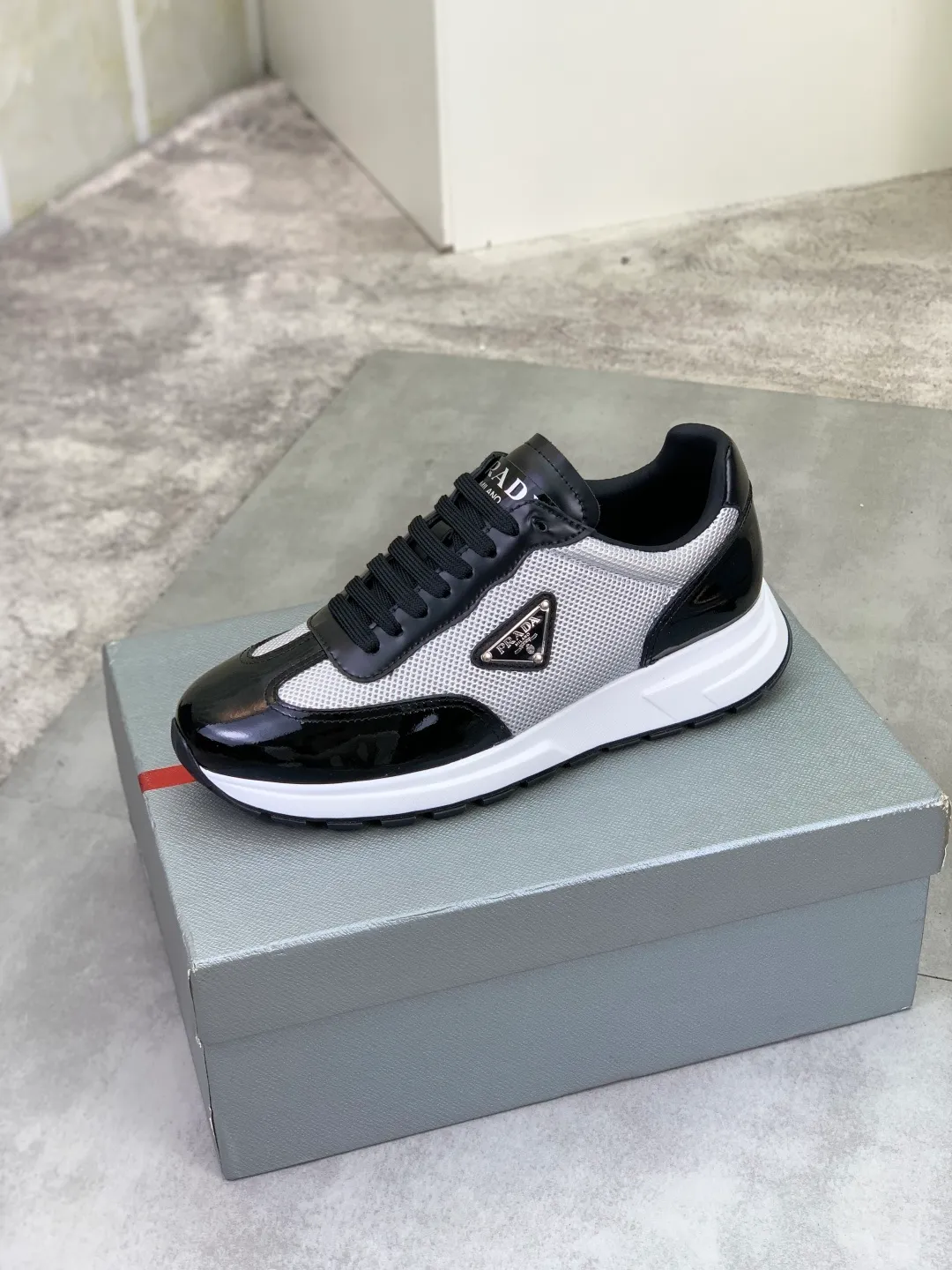 Men's Men's Shoes 💰P600 💰【New Style】 The latest model of high-quality PRADA classic men's shoes has been launched on the official website at 1:1, synchronized in Hong Kong, and on the same catwalk; all made of calfskin➕imported cowhide lining, 🍡🍡original rubber outsole, non-slip and wear-resistant; comfortable on the feet, attractive style, fine workmanship, and simple and neat shoe lasts, showing the courage and toughness of men, 👍Size: 39-44 (45 can be customized) black White color🉑️choose